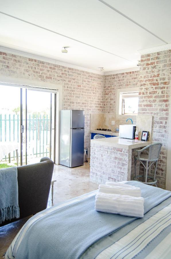 Red Bishop - Birds, & Beauty Apartment Langebaan