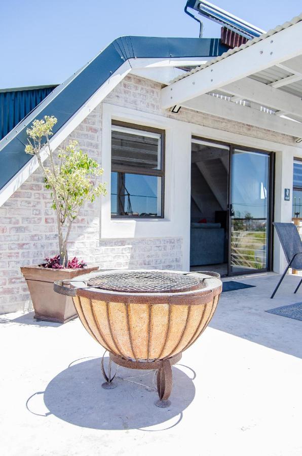 Red Bishop - Birds, & Beauty Apartment Langebaan
