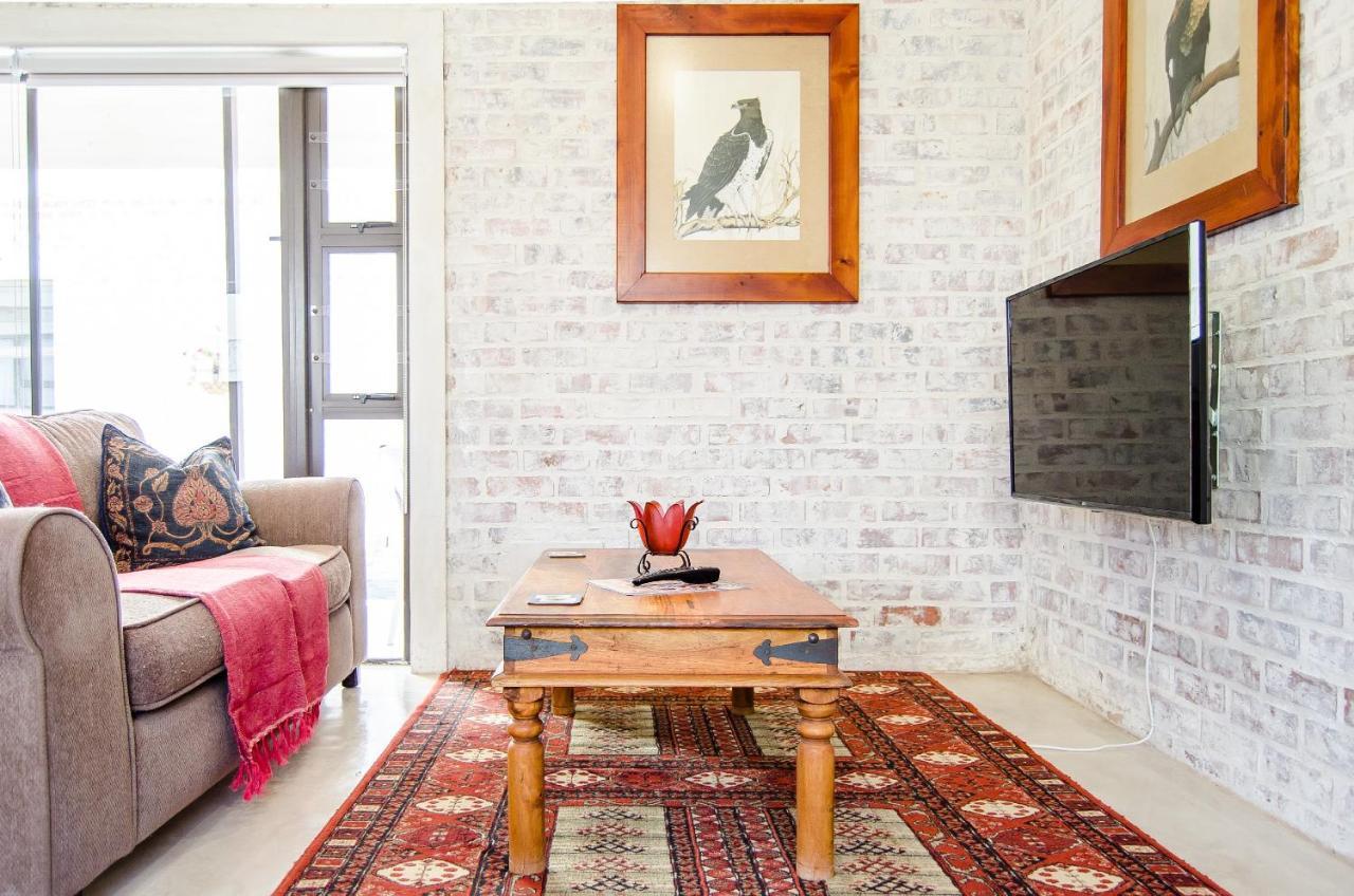 Red Bishop - Birds, & Beauty Apartment Langebaan